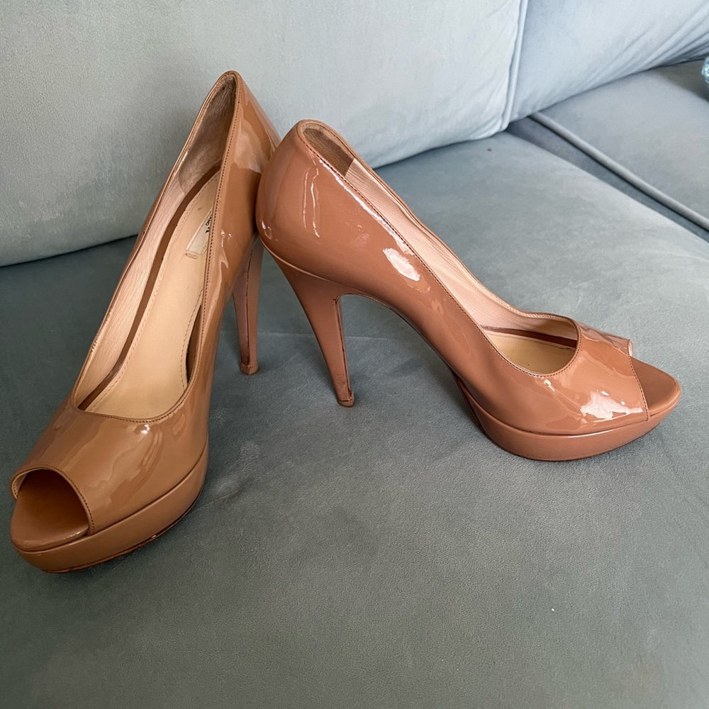 FABULOUS PRADA CARAMEL PATENT LEATHER PUMPS